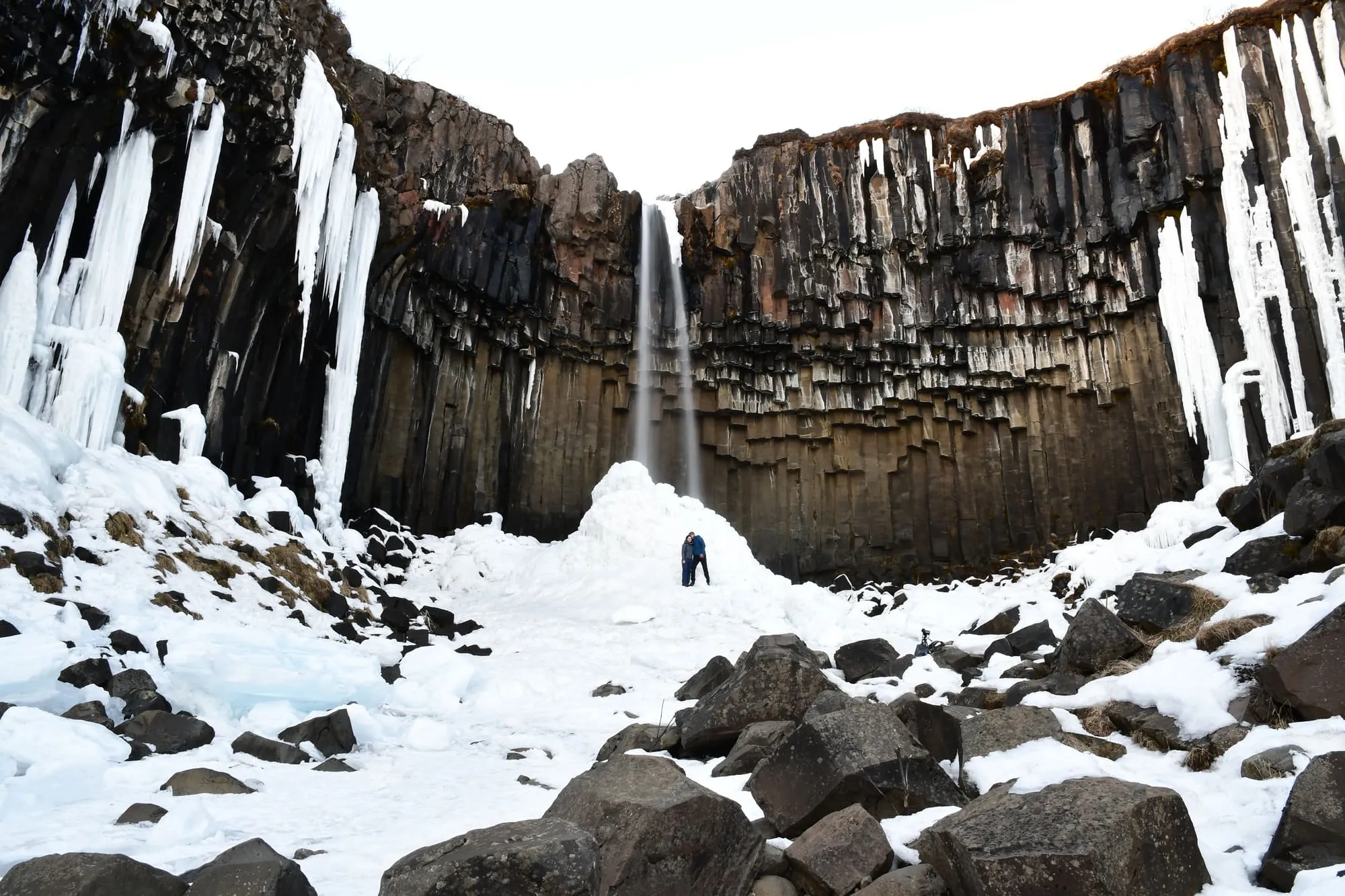 น้ำตก Svartifoss ท่ามกลางเสาหินบะซอลต์และหิมะในฤดูหนาว