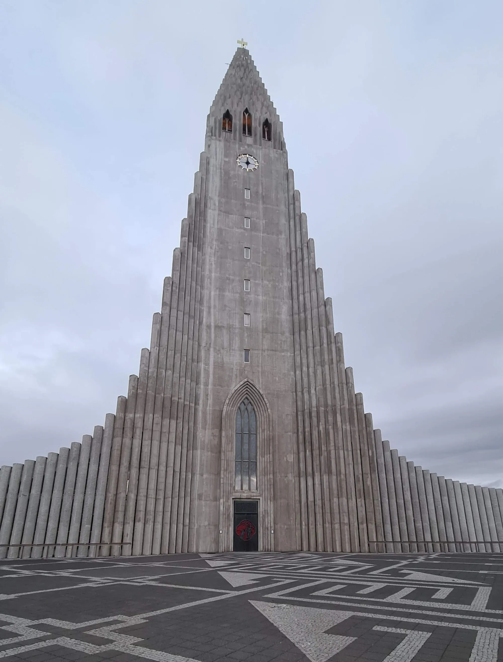 หอคอยโบสถ์ Hallgrímskirkja ที่ออกแบบเลียนแบบเสาหินบะซอลต์