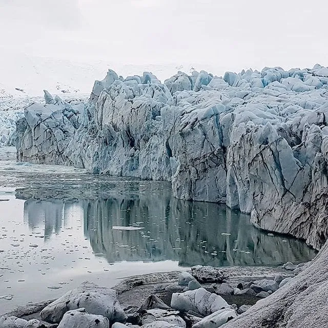 หน้าผาธารน้ำแข็งสะท้อนบนผิวน้ำนิ่งของ Jökulsárlón